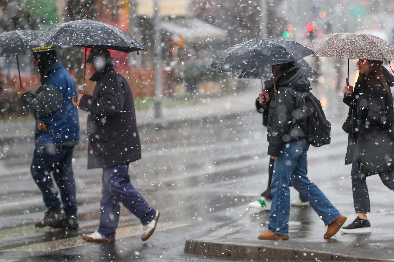 Zagreb: Gusti snijeg zabijelio je ulice u zapadnom dijelu grada