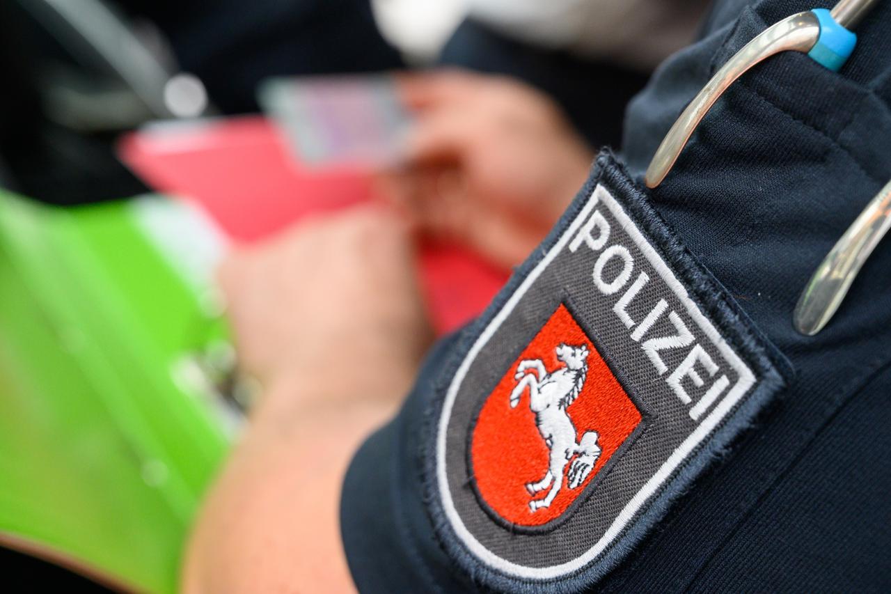 Police check buses at ZOB Hannover