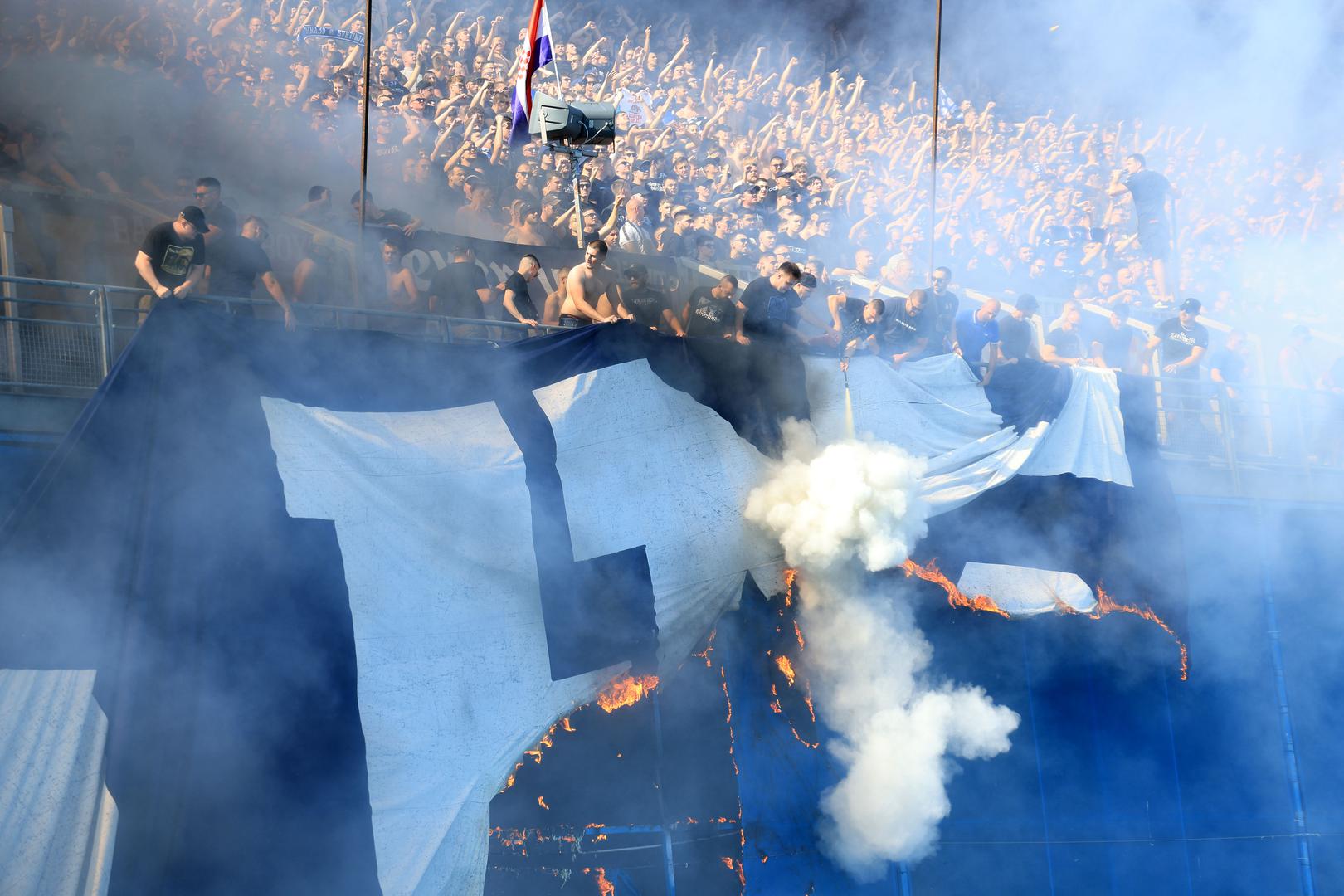 Hajdukova navijačka skupina, Torcida, podigla je seriju transparenata kojima je ne samo preuzela odgovornost, već i likovala nad prizorom s druge strane stadiona.