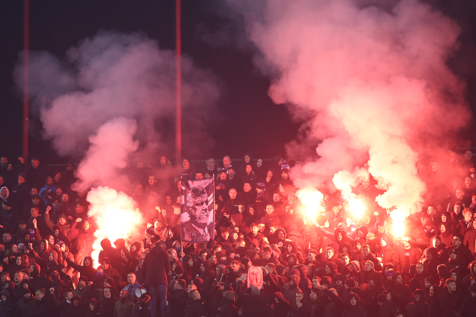 Na tribini je istaknut transparent sa slikom pokojnog Slobodana Praljka.

