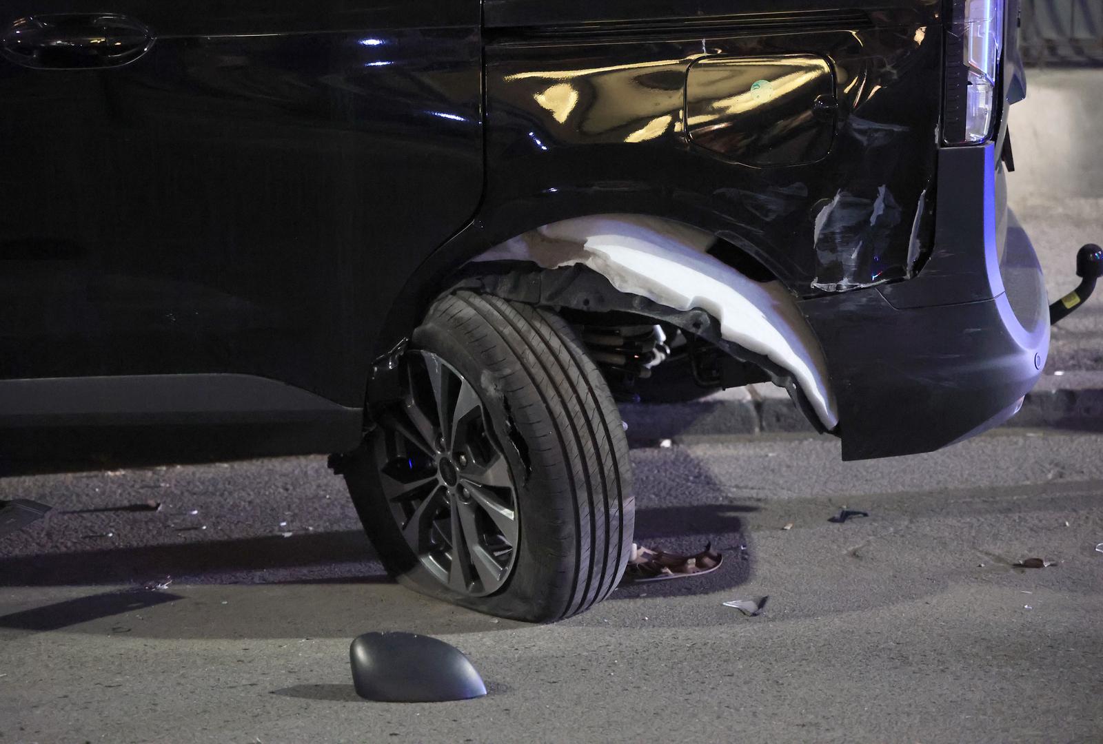 Svjedoci navode da je vozio prebrzo za uvjete na cesti te da je pritom oštetio najmanje pet parkiranih vozila.