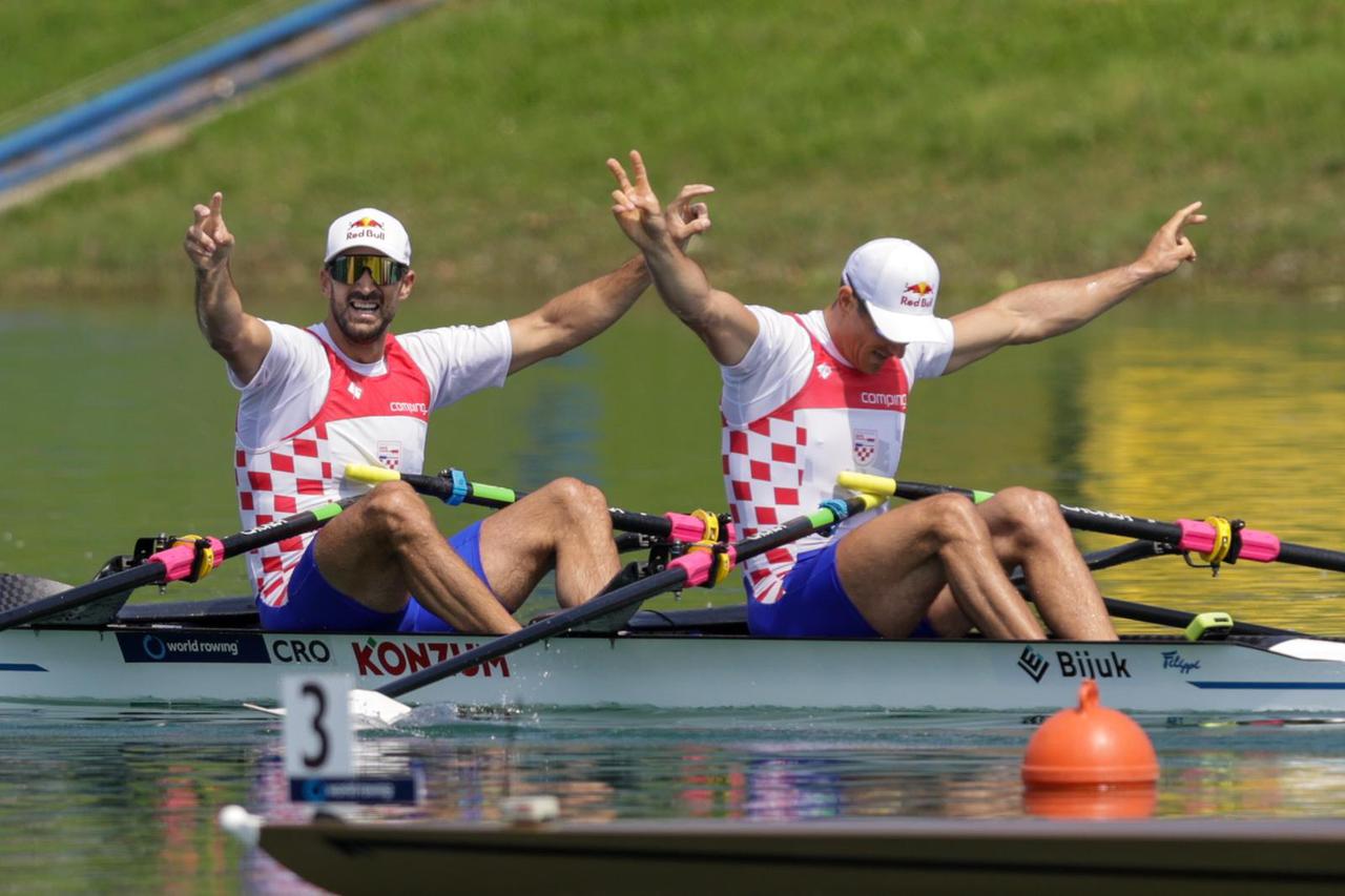 Zagreb: Bra?a Sinkovi?  osvojili su  zlatnu medalju u dvojcu na pari?e na Svjetskom vesla?kom kupu