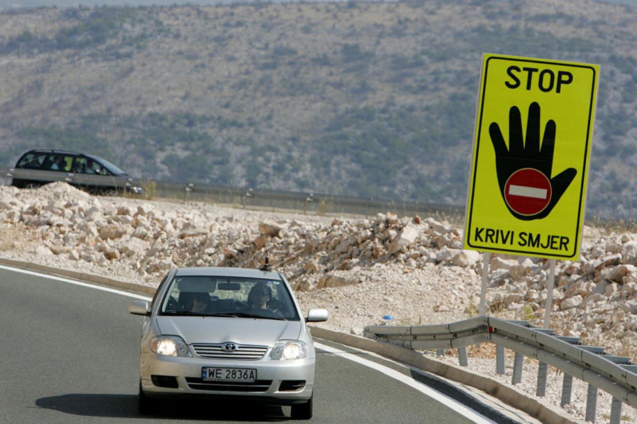 znak krivi smjer na autocesti
