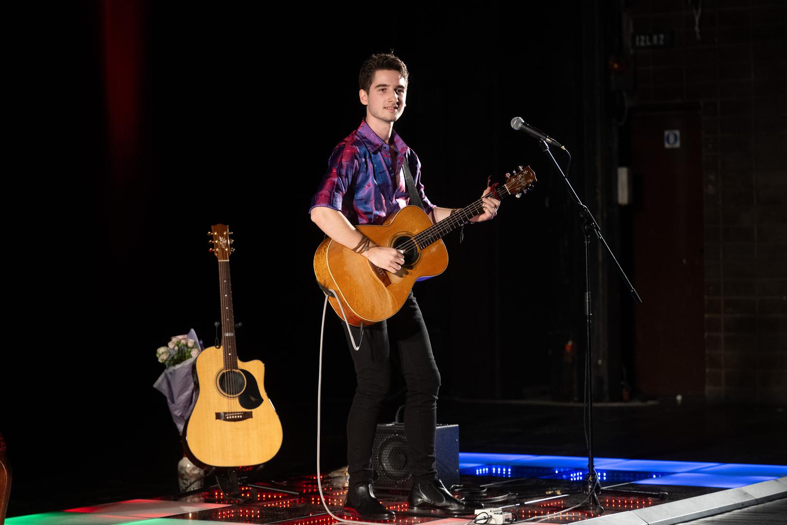 - Jako se veselim. Pripremam koncertni show u kojem će posjetitelji biti zaista privilegirani. Imat će priliku uživo čuti novu glazbu s albuma, za koju je Tommy Emmanuel rekao da sadrži spektakularnu glazbu, skladbe briljantne i šarene, s mnogo iznenađenja i vijugavih puteva. A ako Tommy to kaže, onda ja tu nemam što dodati, osim što ću izvesti i neke dobro poznate stvari u novom ruhu. Način na koji će se glazba izvesti je isto nešto što ljudi ne mogu doživjeti svaki dan. Fingerpickinga gitarista na ovim prostorima je malo ili ih nema. Također, ponosno mogu najaviti i genijalne goste iznenađenja. Dino Jelusick kojem s kojim ću prvi puta ostvariti suradnju i to mi je velika čast, zatim moja draga sugrađanka Mia Negovetić. Nas troje smo zapravo svi imali sličnu etiketu u djetinjstvu od koje smo se trebali odmaknuti pa su mi stoga naši susreti i suradnje jako dragi. I gypsy jazz majstor Mate Matišić, jedan od rijetkih s kojim imam priliku zaprašiti gypsy jazz standarde.