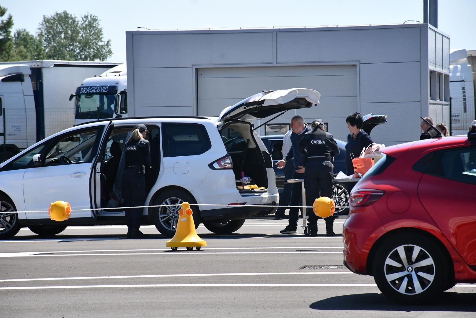 U ovom su slučaju carinici i policajci koji bi radili na starom prijelazu dobili novi raspored, pa je tako izbjegnuta potreba za novom sistematizacijom radnih mjesta, prije svega carinske službe, koju već mjesecima na Upravom odboru Uprave za neizravno oporezivanje (UNO) blokira član tog tijela Zijad Krnjić, uvjetujući je odlukom o promjeni koeficijenata po kojima se među entitetima dijele prihodi od PDV-a.  