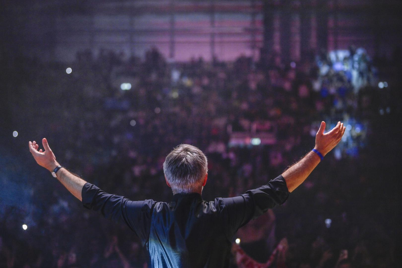 09.12.2023., Frankfurt - Hrvatska Noc , spektakularan koncert u Frankfurtu , 10 izvođača,10 sati glazbenog programa za 13 000 posjetitelja.  Najvece je okupljanje Hrvata i njihovih prijatelja u iseljenistvu . Dogadjaj na koji se ceka cijelu godinu. Na koncertu u Frankfurtu  veceras nastupaju najvece hrvatske glazbene zvijezde:  Petar Grašo, Prljavo kazaliste, Jole, Jelena Rozga, Mate Bulic, Zlatko Pejaković, Crvena jabuka, Miroslav Škoro, Mladen Grdovic, Sinisa Vuco. Tisuce Hrvata i njihovih gostiju  koji u Frankfurt dolaze iz Novog Zelanda , SAD , Europe i cijelog svijeta . Miroslav Škoro pjevao za sve poginule Hrvatske branitelje i Hrvatske generale, za Hrvatskoga covjeka koji nikada nije mrzio tudje samo je volio svoje. Photo: Igor Soban/PIXSELL