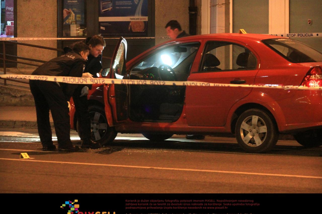 \'29.02.2012., Zagreb - Osobno vozilo osteceno u pucnjavi na Aveniji Dubrava oko broja 32.  Photo: Zarko Basic/PIXSELL\'