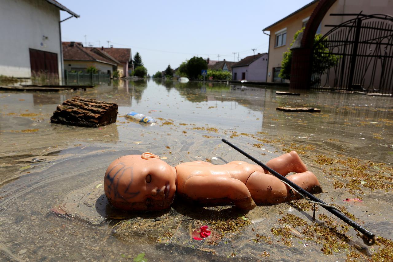 23.05.2014., Gunja - Obilazak opustosenog mjesta sest dana nakon poplave.  Photo: Marko Mrkonjic/PIXSELL