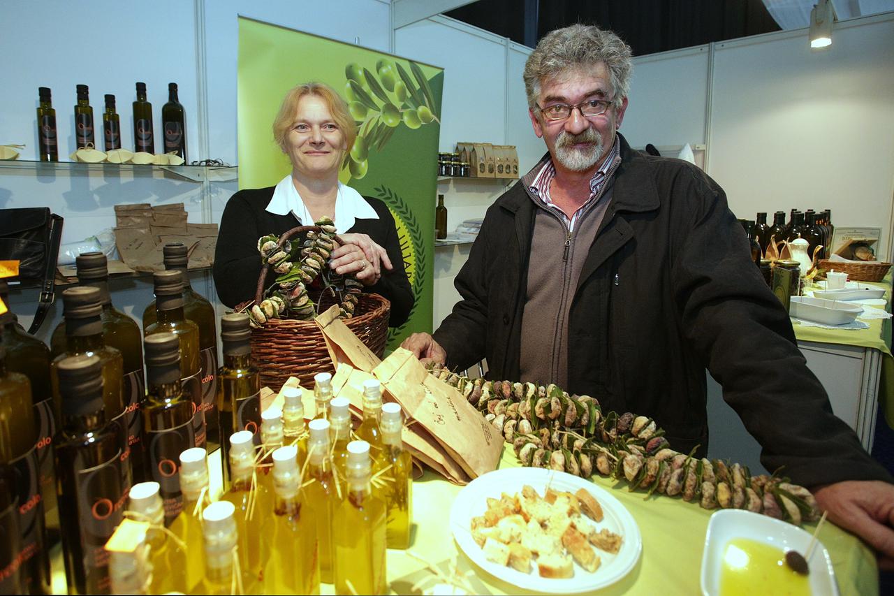 04.02.2017., Zagreb - Na Zagrebackom velesajmu odrzava se 2. Festival maslina. Maslinar iz Pirovca Lazar Djani sa suprugom Irenom. Photo: Zarko Basic/PIXSELL