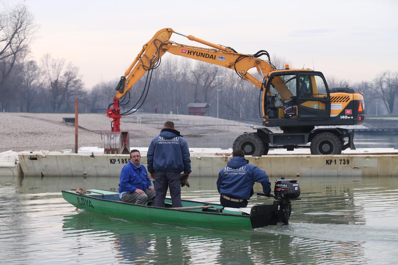 07.01.2014., Zagreb - Radnici Vodoprivrede bagerom postavljenim na ponton poravnavaju dno jezera Bundek.  Photo: Davor Puklavec/PIXSELL