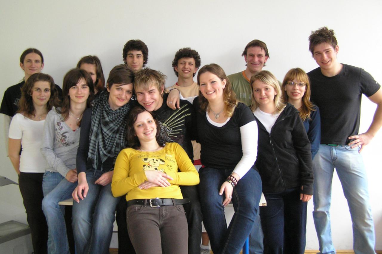 'zagorje - 13. 04. 2010., Zlatar,  Hrvatska - Ana Staznik (sjedi na klupi s dense strane, crna majica i bijeli rukavi), pobjednica drzavnog natjecanja ucenika prometnih skola u smjeru tehnicar PT prom