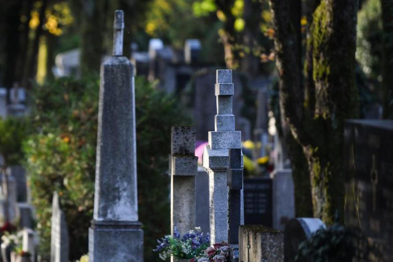 Zagreb: Povodom blagdana Svih svetih građani uredili grobove svojih najmilijih na Mirogoju