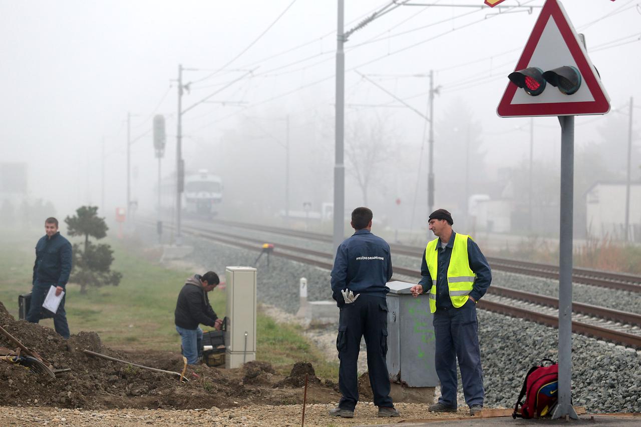 03.11.2014., Zagreb - Na pruznom prijelazu u Osjeckoj ulici u tijeku su intenzivni radovi na uredjenju. Osim zamjene signalizacije, u planu je postavljanje pjesackog prijelaza i polubranika kojih do sada nije bilo. Na ovom izuzetno frekventnom prijalazu n