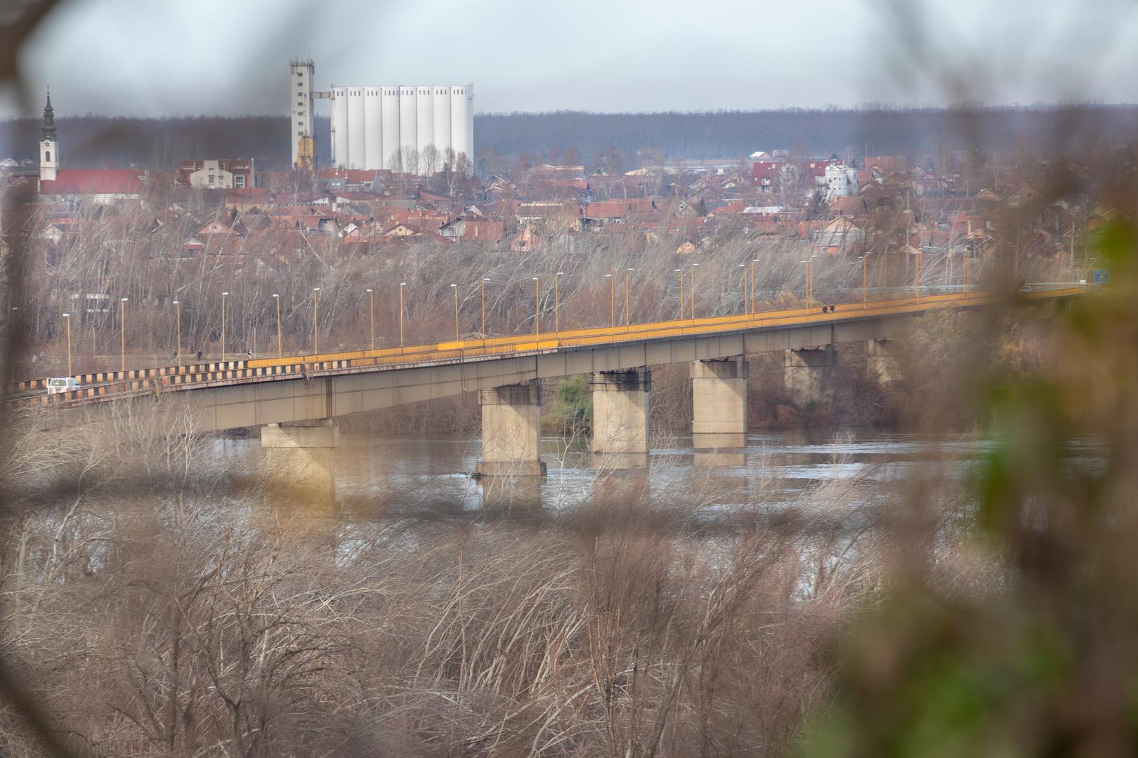 Na službenoj Facebook stranici Grada Iloka stoji kako je pri tom udaru došlo do oštećenja mosta, a jedna barža s 1000 tona umjetnog gnojiva je potonula.