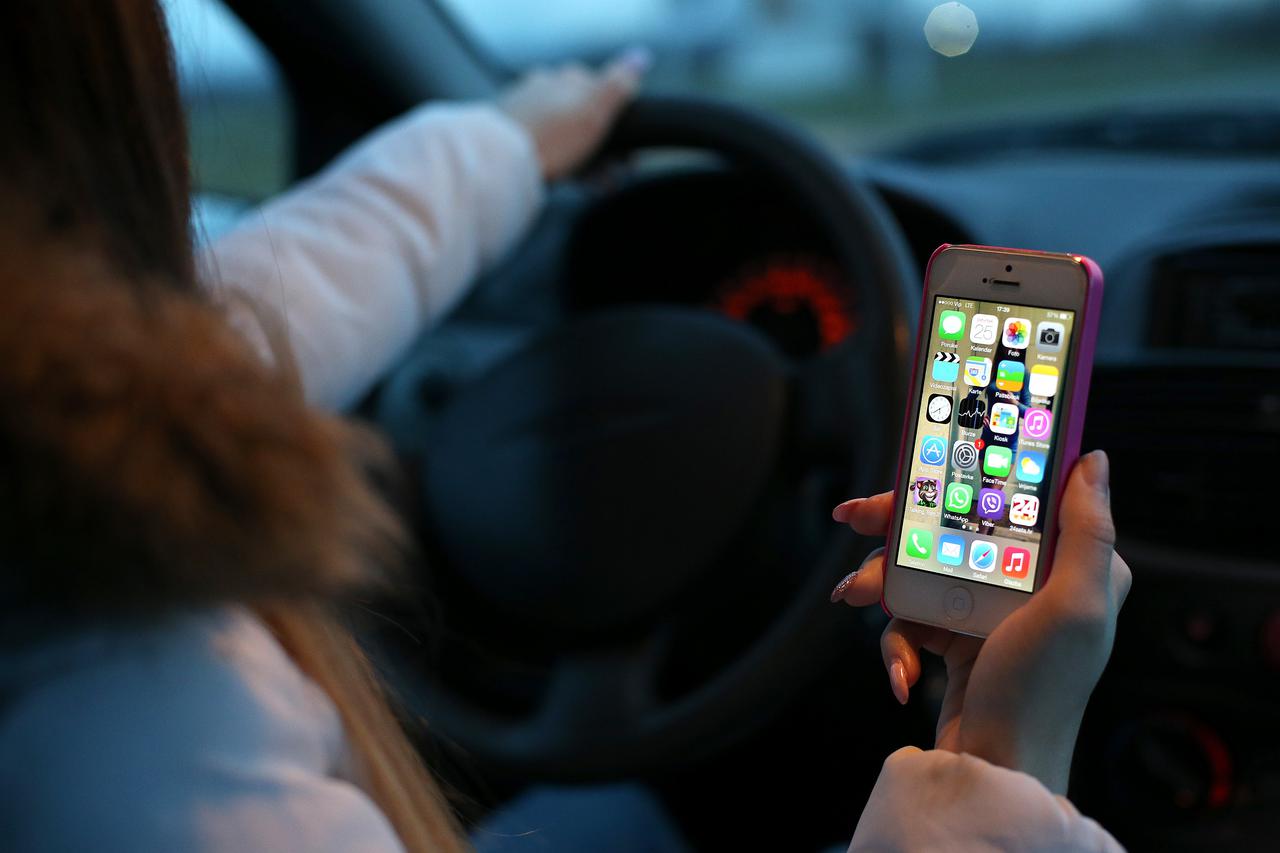 mobitel, vožnja, auto