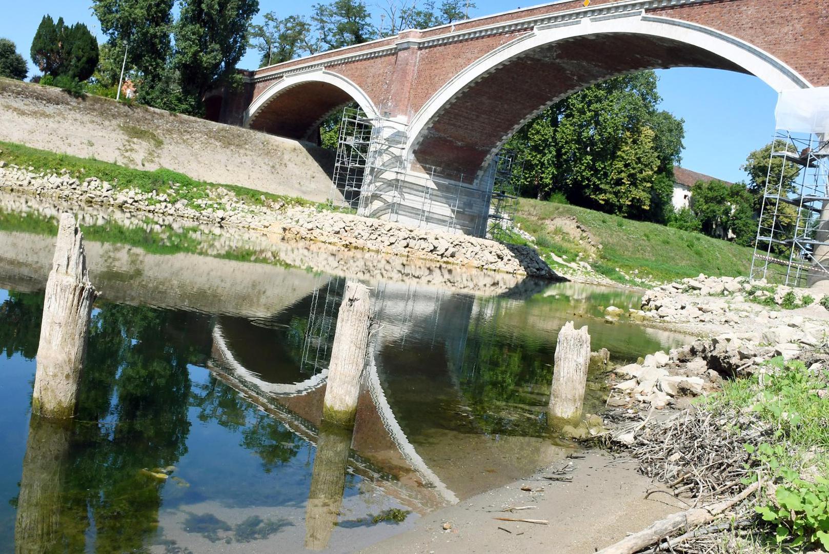 Prvi drveni most preko Kupe u Sisku izgrađen je 1862. godine.