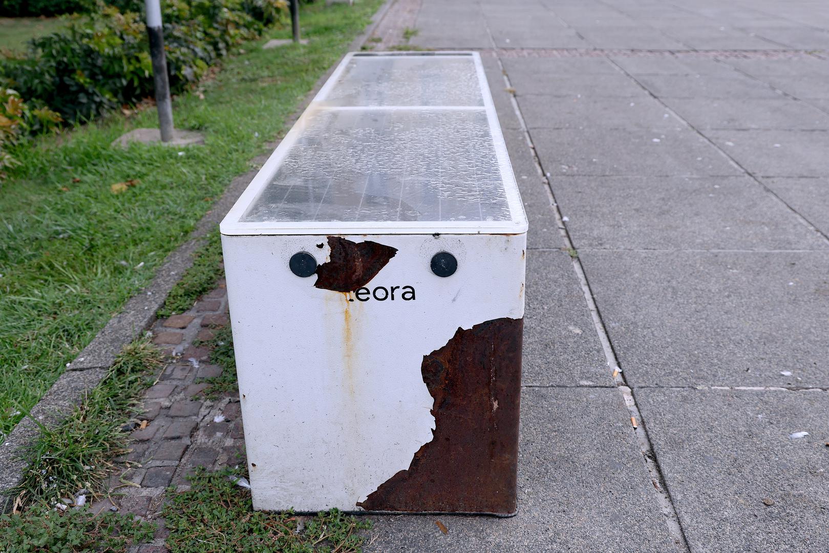 Na više mjesta pojavila se hrđa, boja se oljuštila te je klupa većinom izvan funkcije. 