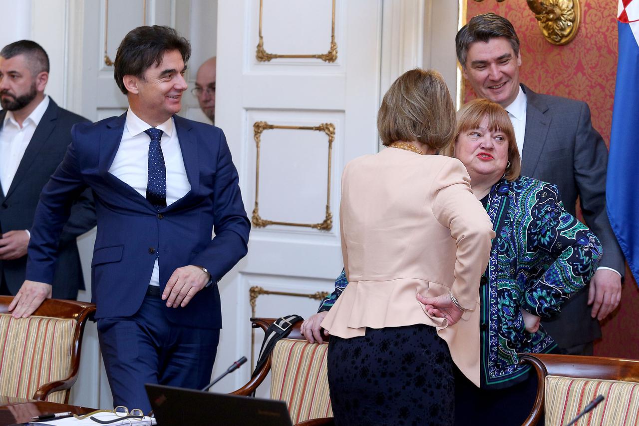 16.04.2015., Zagreb - U Banskim dvorima odrzana je redovna sjednica Vlade RH, na kojoj je, uz ostalo, Vlada odustala od monetizacije autocesta i donijela odluku o povecanju trosarina na gorivo i duhanske proizvode. Branko Grcic , Vesna Pusic , Anka Mrak T