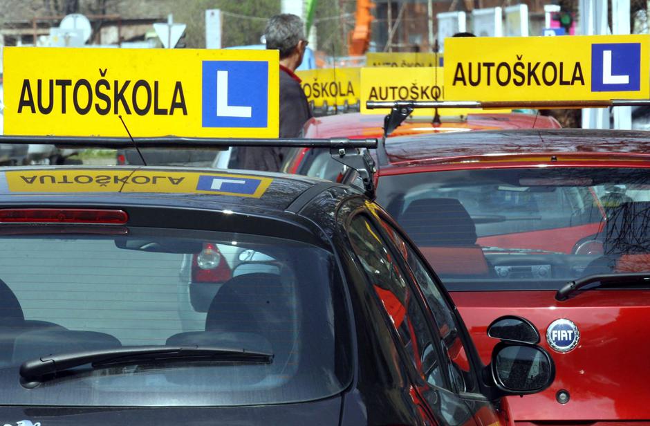 Osijek: Vozila autoškole stoje na parkiralištu