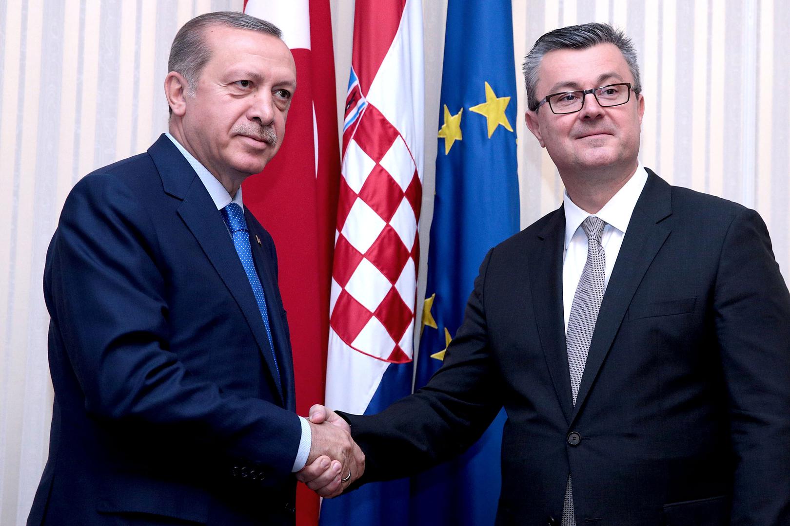 Unatoč tome, Vlada je nastavila obavljati poslove do imenovanja nove. Na sjednici 12. listopada razmatrano je i izvješće o radu te preuzetim i nepodmirenim obvezama u Oreškovićevu mandatu. Na dnevnom redu bili su i program preventivnih sistematskih pregleda hrvatskih branitelja, odluka vezana uz priređivače igara na sreću te pilot-projekt upravljanja ljudskim potencijalima. 