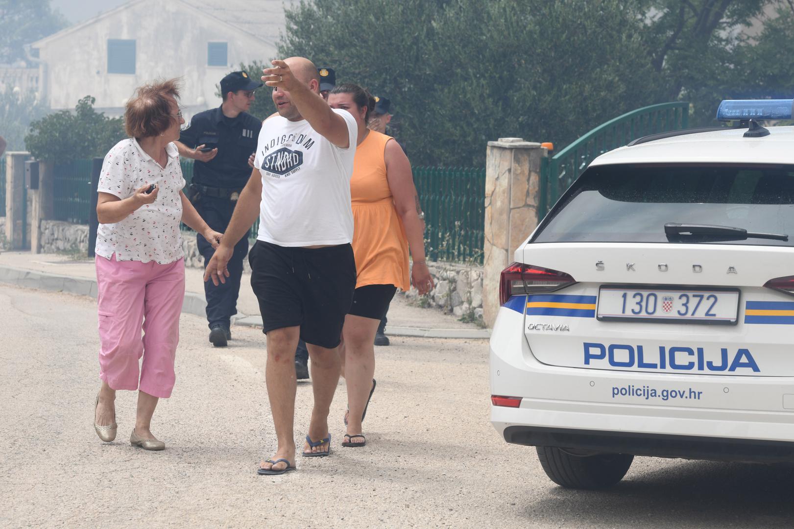 13.07.2023.,Sibenik - U gašenju požara otvorenog prostora koji je izbio na lokaciji Grebaštica u Šibensko-kninskoj županiji, trenutno sudjeluje 79 vatrogasaca sa 28 vatrogasnih vozila, Intervencijska vatrogasna postrojba Šibenik, 3 protupožarna zrakoplova Canadair CL-415, 2 protupožarna zrakoplova Air Tractor. Photo: Hrvoje Jelavic/PIXSELL