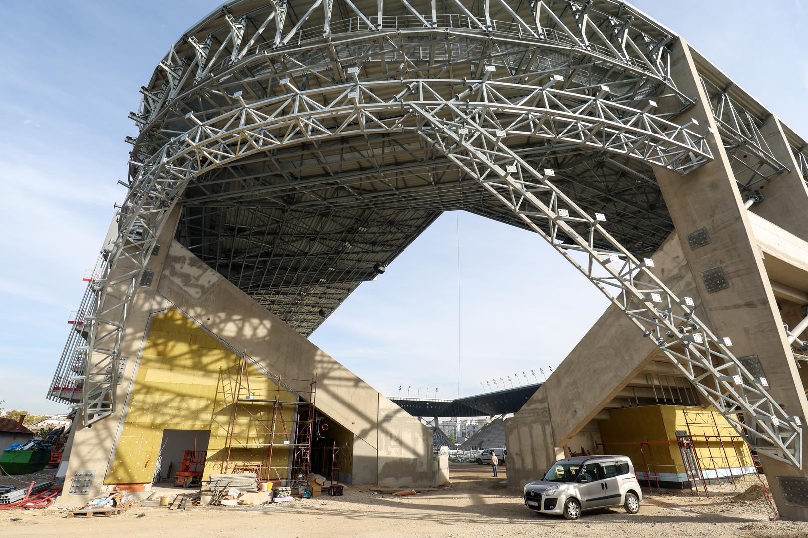 Time se nastavlja uređenje stadiona, koji postupno dobiva svoj konačni izgled.