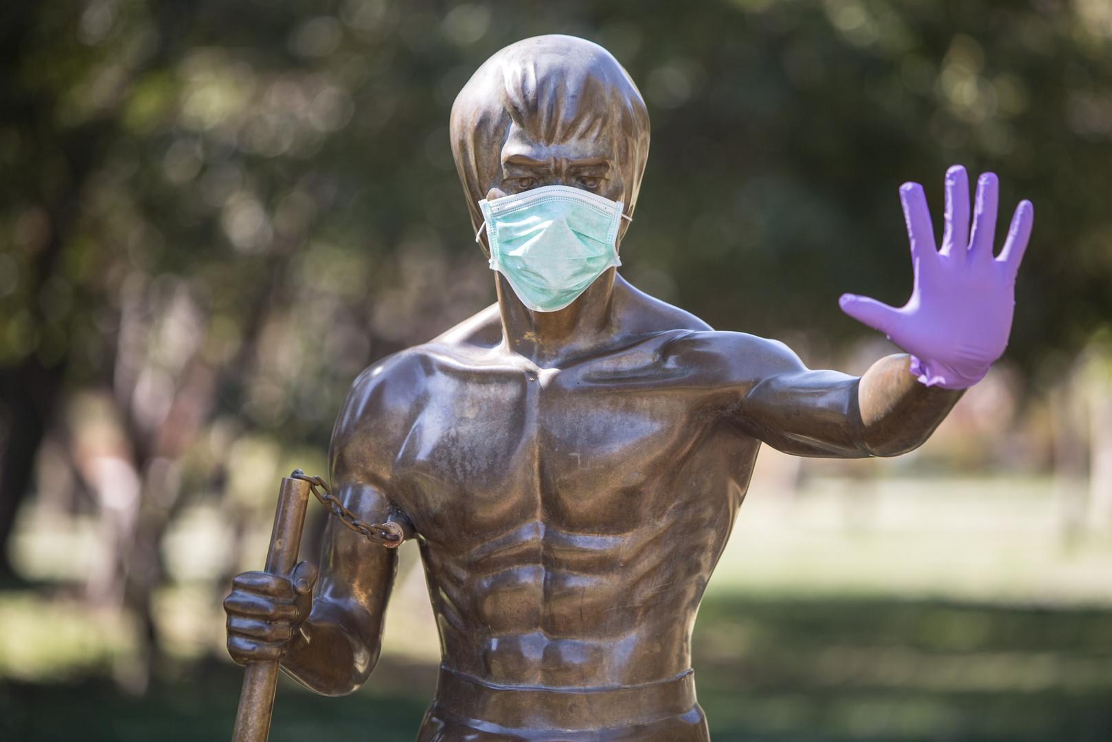 I kip Brucea Leeja u Mostaru (djelo Ivana Fijolića) za vrijeme epidemije dobio je masku i rukavice