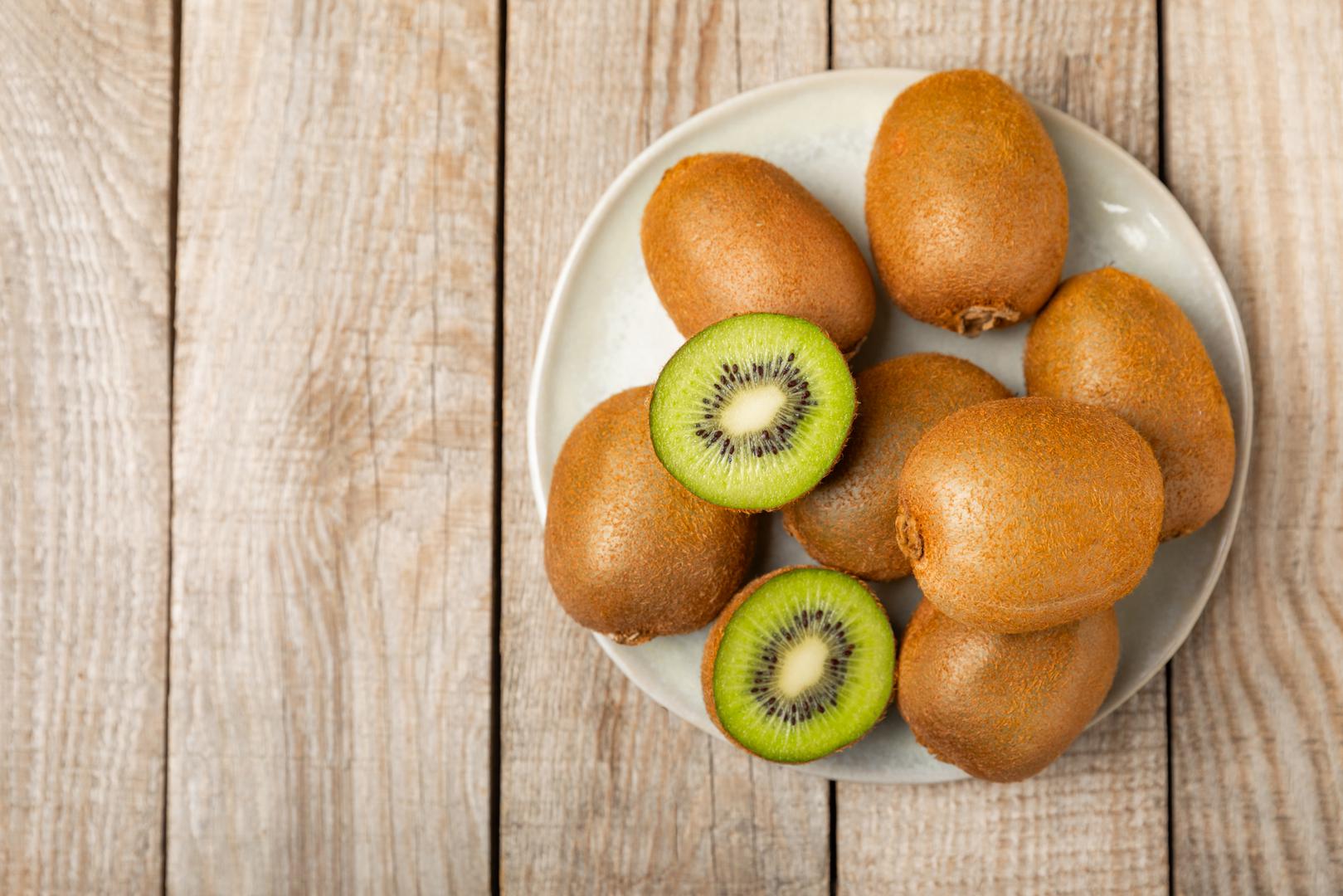 Kivi: Ovo tropsko voće ima visok udio vode i vaš pas može uživati u njemu. Međutim, prvo morate ukloniti koru i košticu jer jedenje kore može uzrokovati želučane tegobe. Kivi je također bogat vlaknima, stoga svog ljubimca hranite u malim količinama.