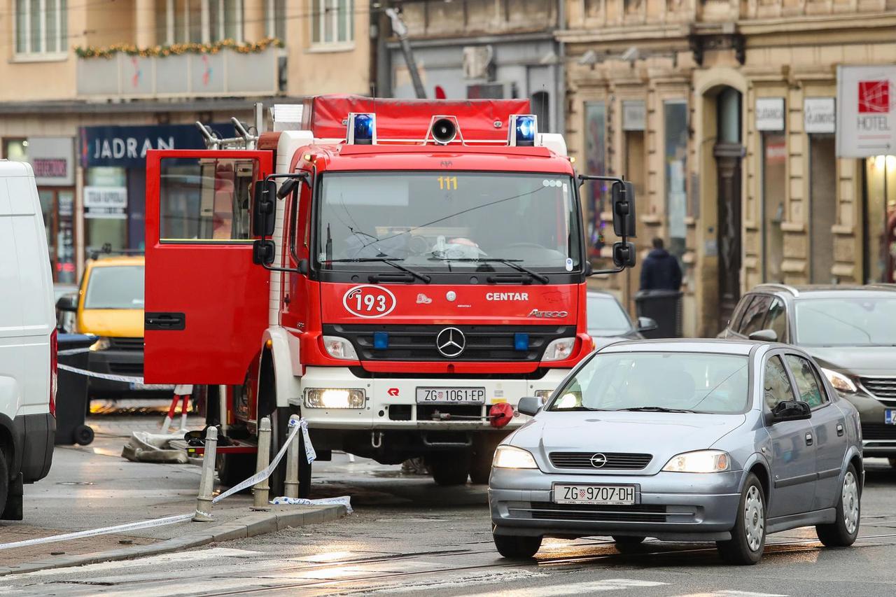 Zagreb: Vatrogasci saniraju požar koji je u noćnim satima buknuo na tavanu zgrade u centru grada