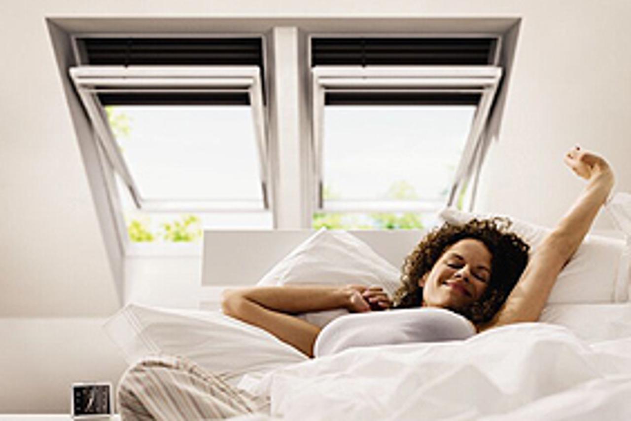 Programiranjem otvaranja prozora i podizanja roleta u određeno vrijeme, umjesto zvuka budilice probudit će vas jutarnje sunce i svjež zrak