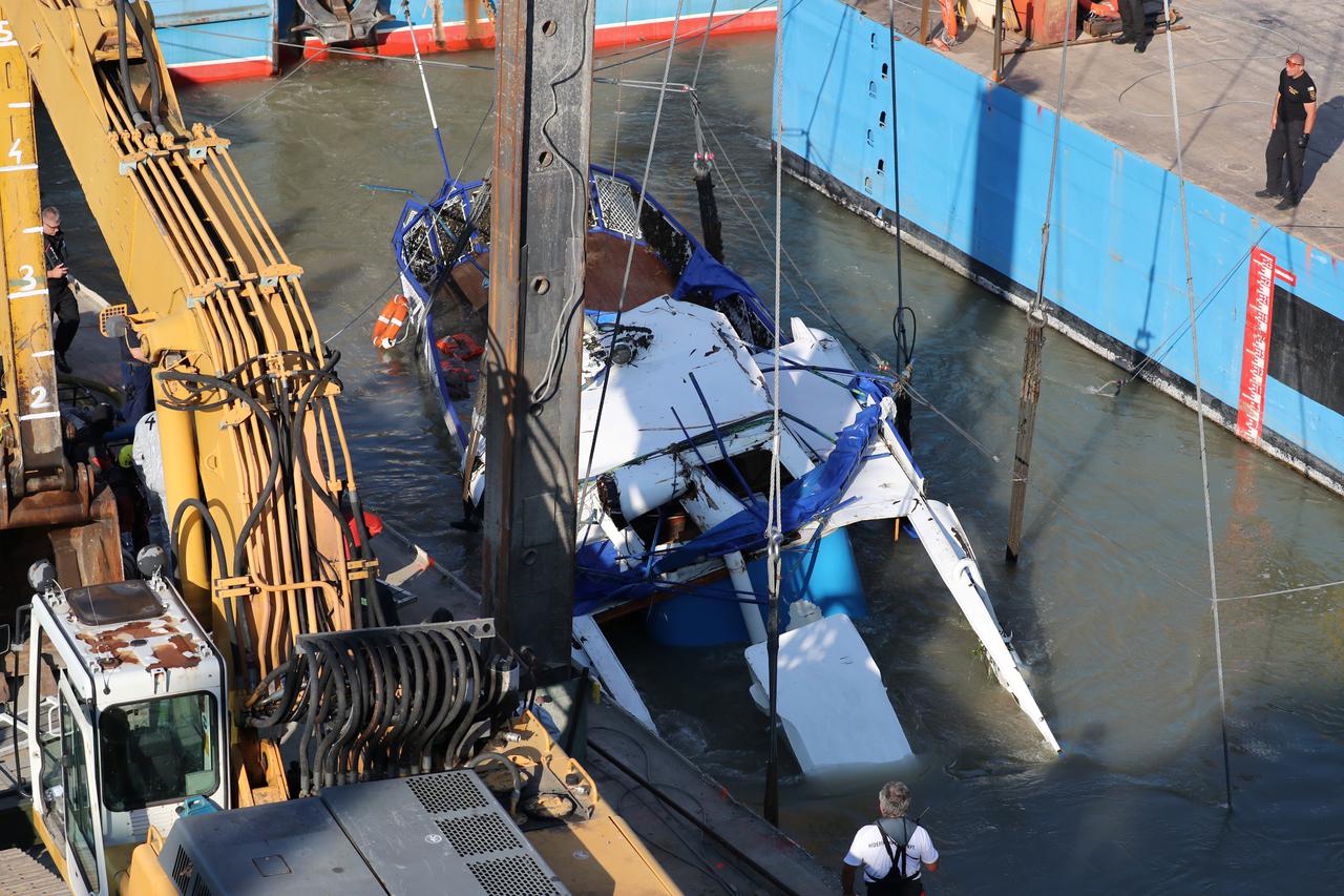 Najmanje dva tijela su pronađena na olupini turističkog broda koji je potonuo na Dunavu u Budimpešti