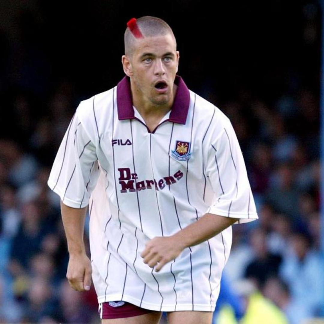 Bivši engleski reprezentativac Joe Cole je tijekom većine svoje karijere imao normalne, konvencionalne frizure. Međutim, igrajući za West Ham 2002. godine odlučio se za crveno-rozu crtu koja se pružala po desnoj strani glave. Nadasve ekscentričan izbor.