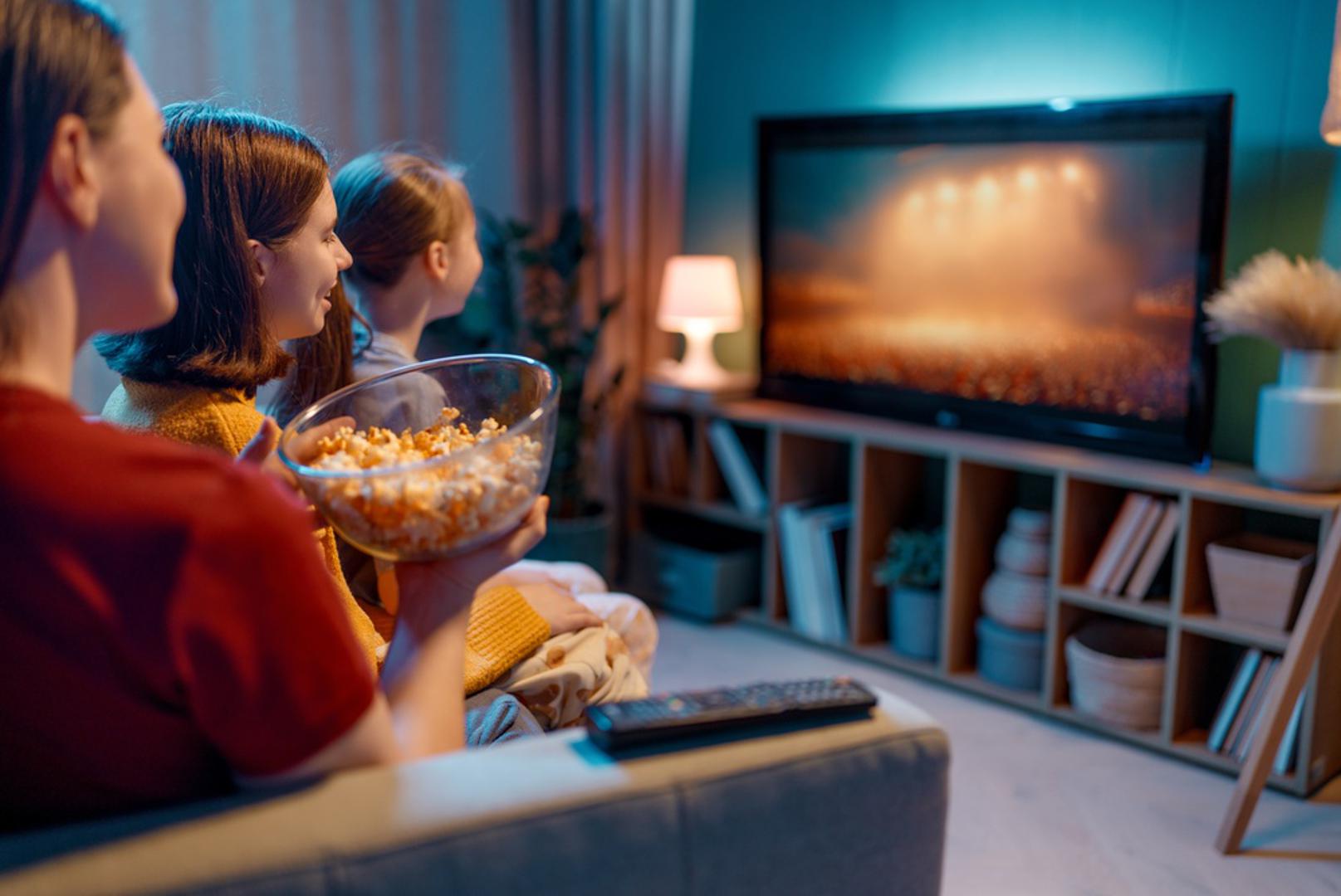 Kućno kino s tematskim filmskim danom: Jedan dan praznika možete pretvoriti u pravo malo kućno kino, uz dječji film, dekice, kokice i prigušeno svjetlo. Zabavnije će biti ako svatko u obitelji izabere jedan film pa napravite mini filmski maraton. Djeci je posebno zanimljivo kada sve izgleda kao pravo kino pa mogu izraditi i vlastite ulaznice ili papirnate kutijice za grickalice.