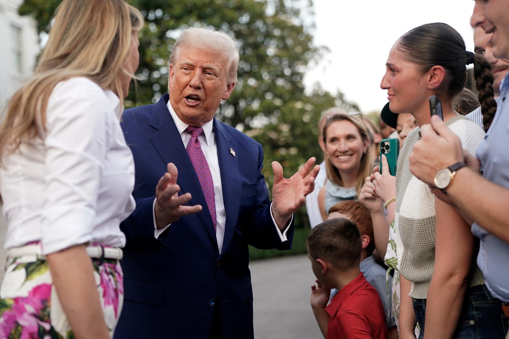  Melania je rekla: "Nisi to učinio."  Nakon što je salutirao vojniku, Trump je stavio ruku na Melanijino koljeno i rekao: "U pravu si, nisam." 