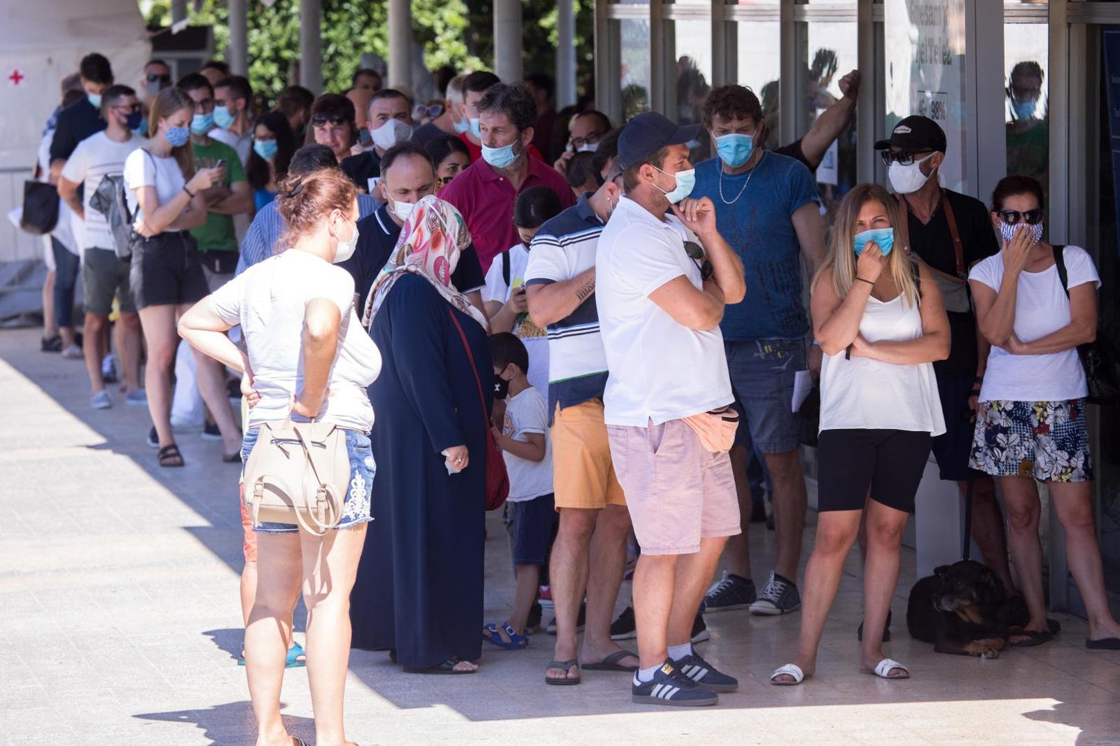 U redovima su čekali ispred Zavoda za javno zdravstvo. 