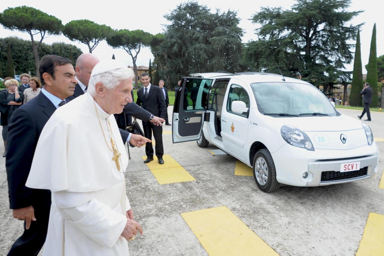 papa benedikt xvi.,carlos ghosn,renault kangoo (1)