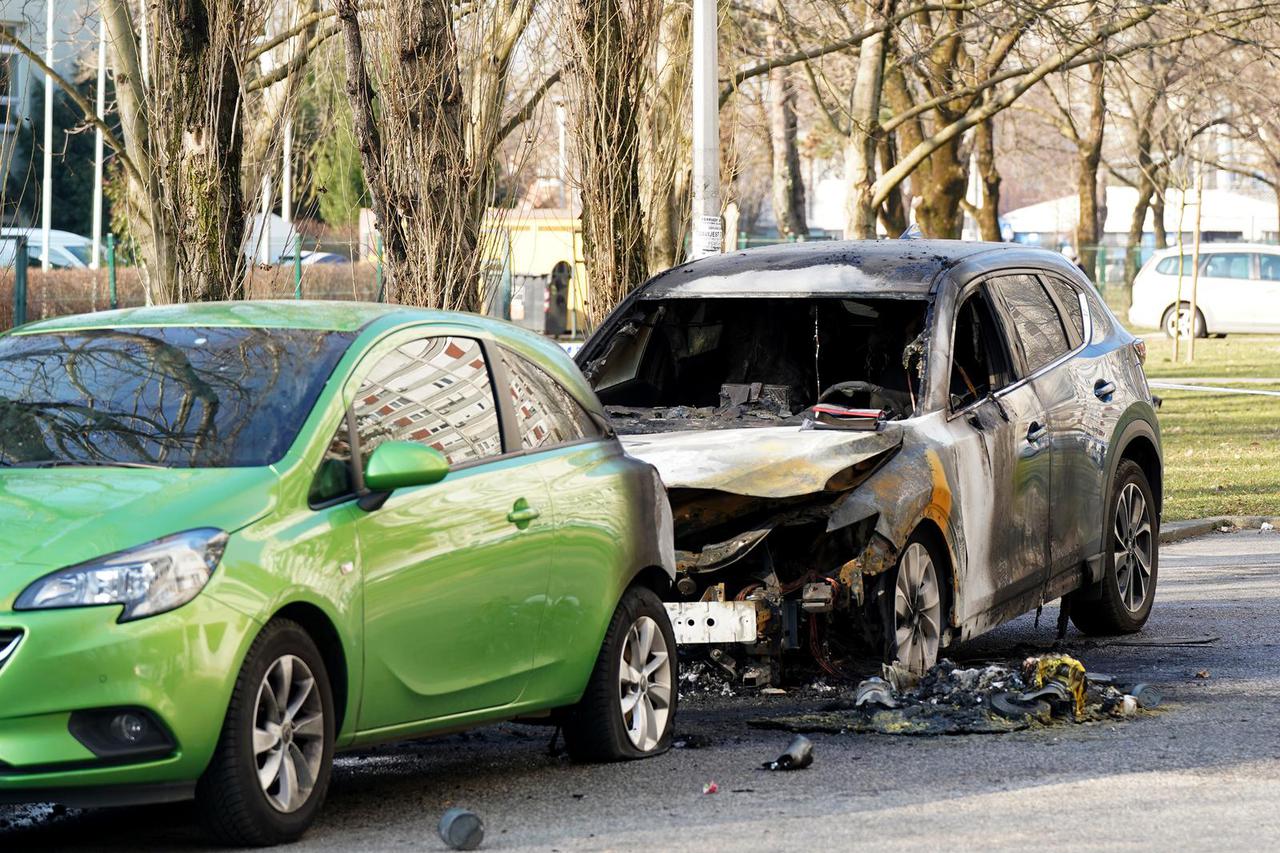 Zagreb: U Sigetu se zapalio kontejner, požar zahvatio dva automobila