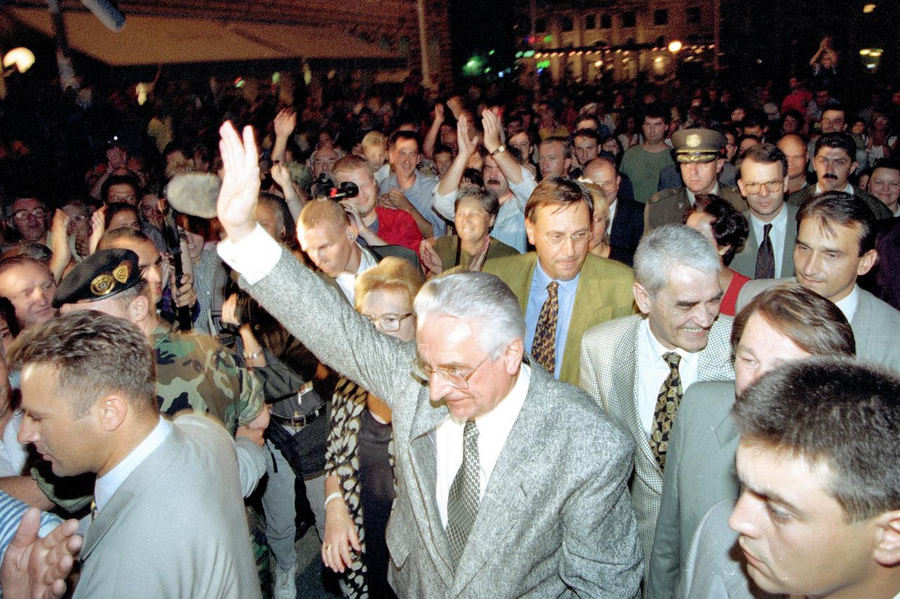 Zagreb: Franjo Tuđman s pratnjom na Trgu slavi oslobođenje Knina