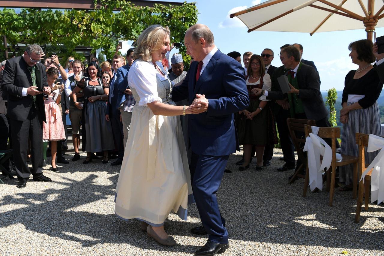Vladimir Putin zaplesao s austrijskom ministricom vanjskih poslova Karin Kneissl