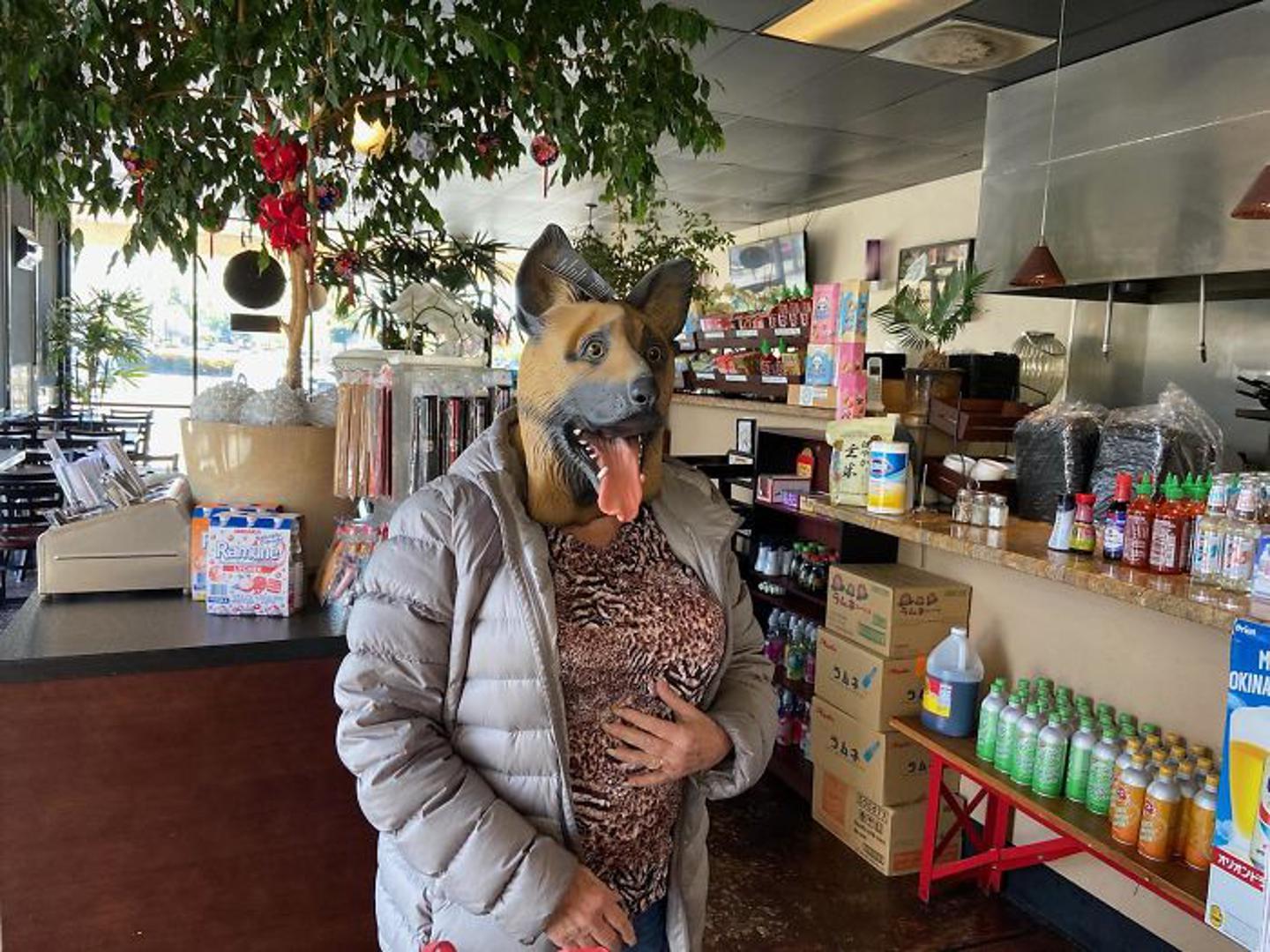Žena je u restoran ušetala s gumenom maskom psa i rekla kako je to jedina zaštita koju je uspjela pronaći.