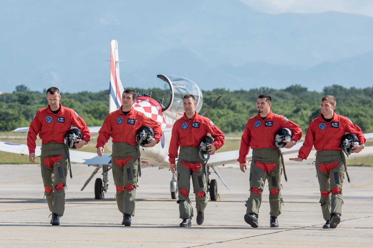 27.05.2015., Zadar - U Zrakoplovnoj bazi Zemunik sluzbeno je predstavljena nova posada Krila Oluje. Ova akrobatska grupa djeluje u sastavu Eskadrile aviona 93. zrakoplovne baze Hrvatskog ratnog zrakoplovstva i Protuzracne obrane u vojarni Zemunik. Nakon l