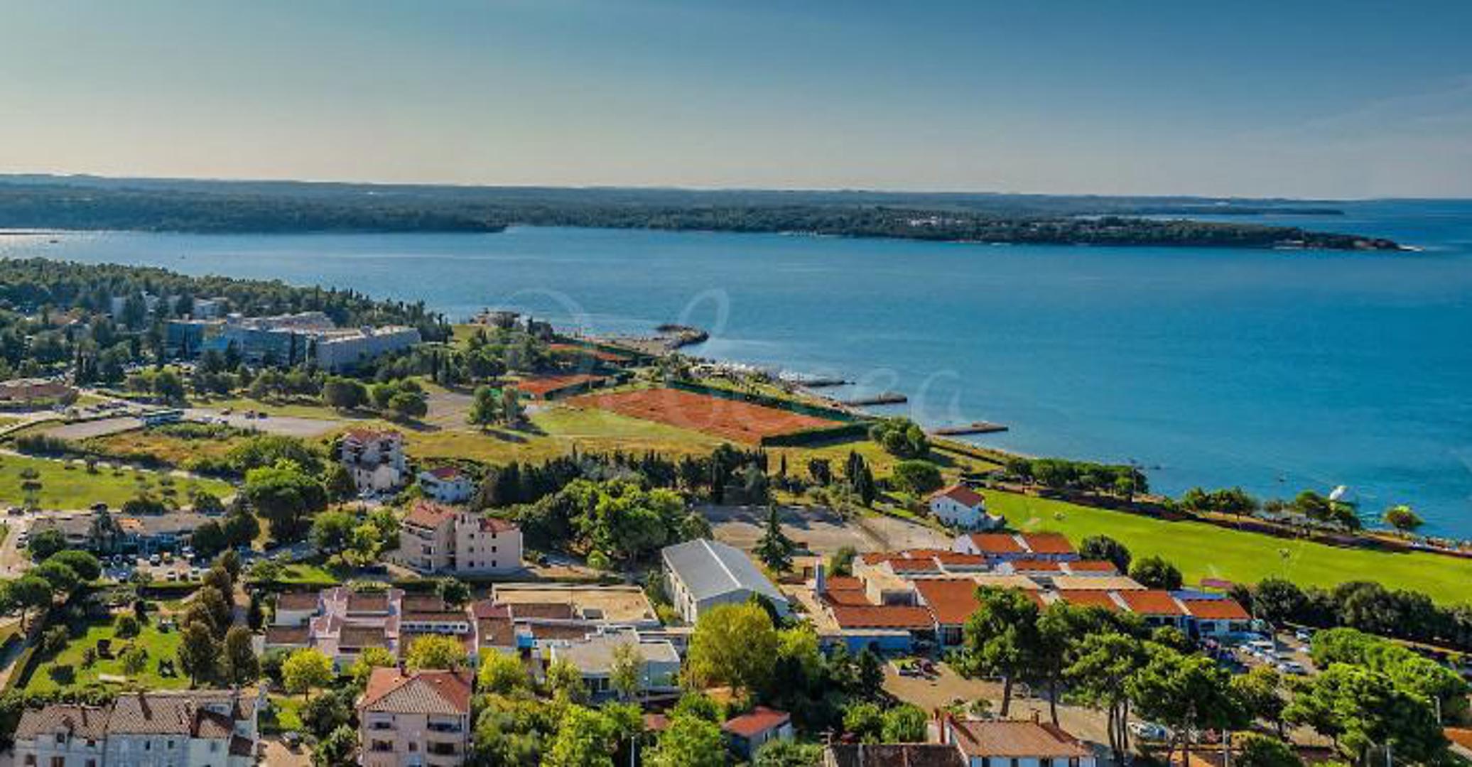 Hotel je samostojeća prizemnica, stambene površine 2000 kvadrata. Ima sedam parkirnih mjesta, piše Njuškalo.hr