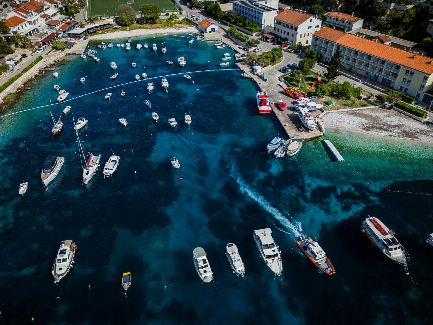 U petak ujutro u Križnoj luci na Hvaru došlo je do istjecanja ogromne količine benzina iz Inina spremnika, a dio goriva završio je u moru, izvijestila je policija. 