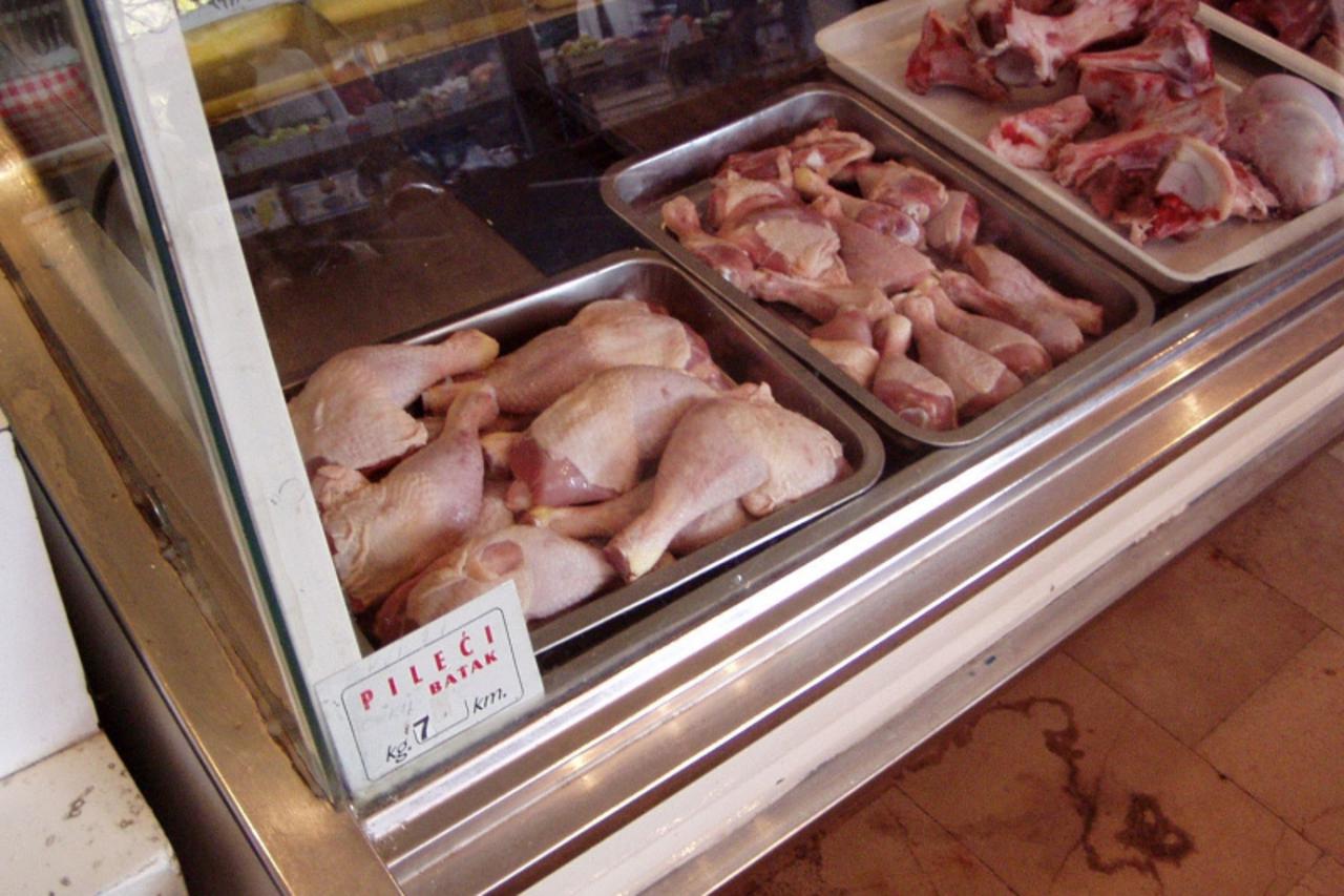 'za pokbih.....mostar.....unatoc smanjenju cijena od 30 posto piletina se ne prodaje......25102005.     snimio:zoran cubela     za tekst:brkiciva'