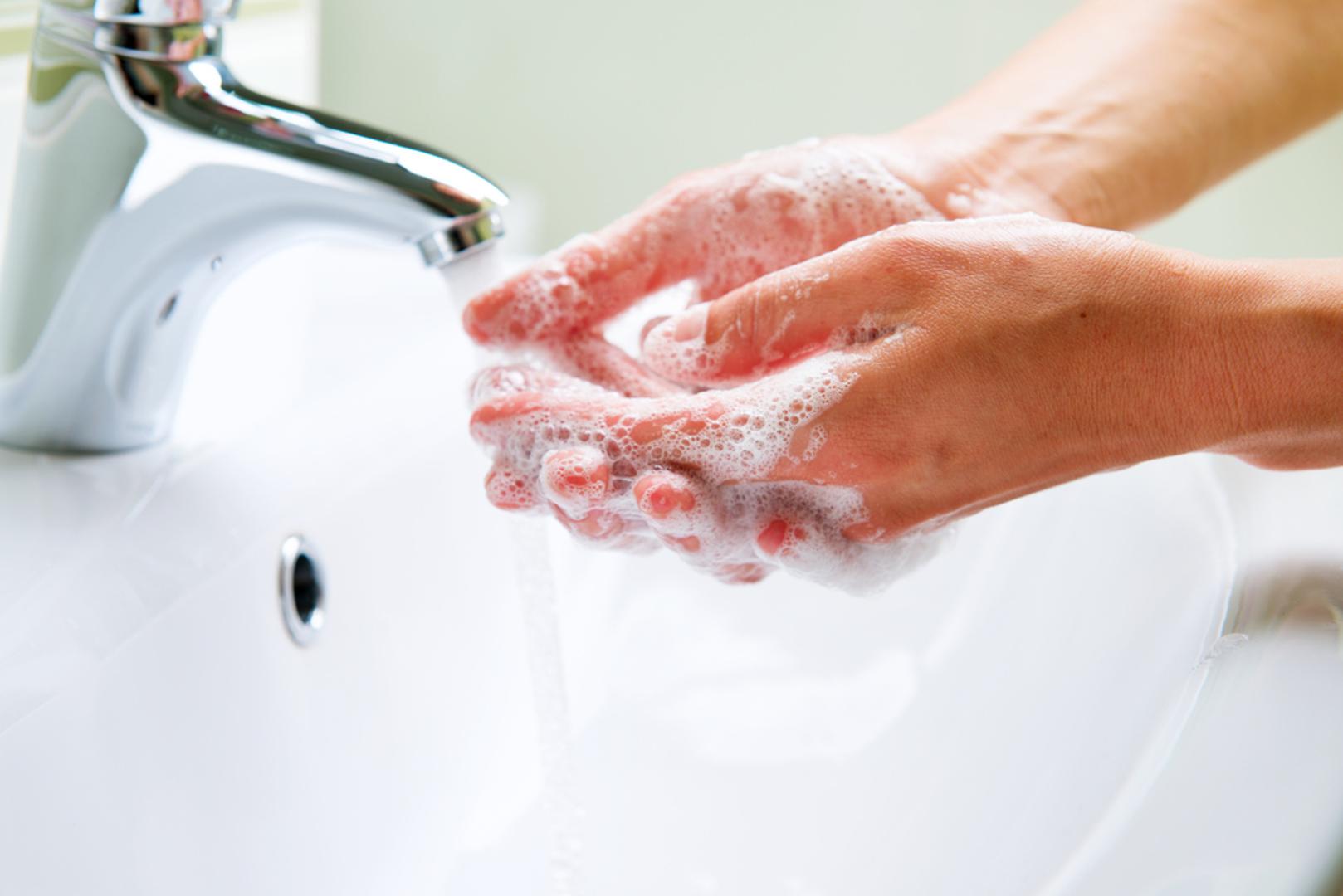 Ne perete ruke dovoljno ili pravilno? Zbog toga ste podložniji bakterijama i virusima, a pravilna higijena ruku smanjila bi broj smrtnih slučajeva uzrokovanih bolestima koje se razvijaju bakterijama prenešenih prljavim rukama. 