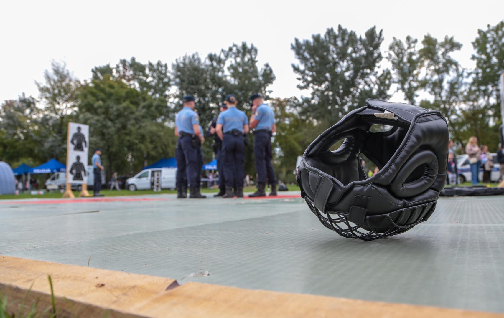 
Svečana akademija održat će se u Koncertnoj dvorani Vatroslava Lisinskog u Zagrebu, gdje će se najboljim policijskim službenicama i službenicima dodijeliti zahvalnice, priznanja, godišnje nagrade i medalje za izuzetan pothvat.