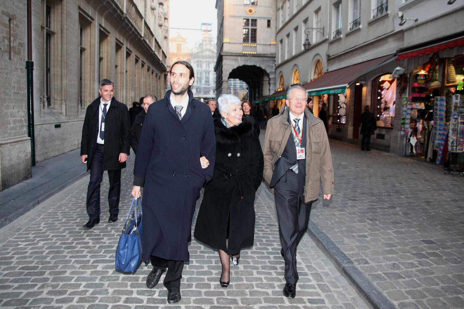 Čitav njegov govor, koji je trajao duže od sat vremena simultano je prevođen, a ugodan glas prevoditelja koji je prevodio Trumpov govor pripada Lovri Škopljancu, sinu naše bivše premijerke Jadranke Kosor.