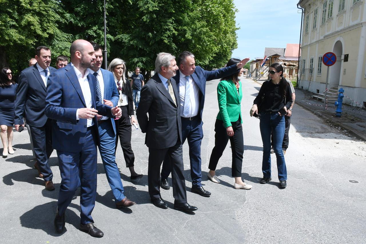 Povjerenik EK Johannes Hahn obišao je nekoliko lokacija na području Petrinje