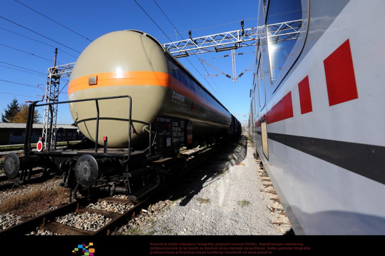 '08.11.2012., Zapresic - Zeljeznicka postaja Zapresic, na vagonu cisterni doslo do curenja zapaljivog plina, brzom intervencijom vatrogasaca i tehnicke sluzbe saniran ventil iz kojeg je istjecao plin 