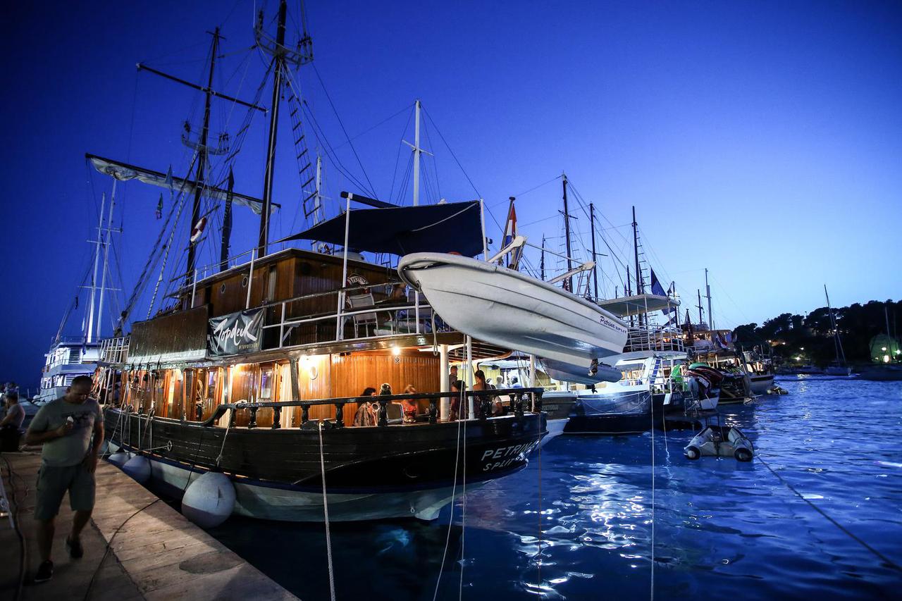 Hvar: Brojne jahte i brodice usidrene u luci nave?er pružaju nezaboravan prizor   